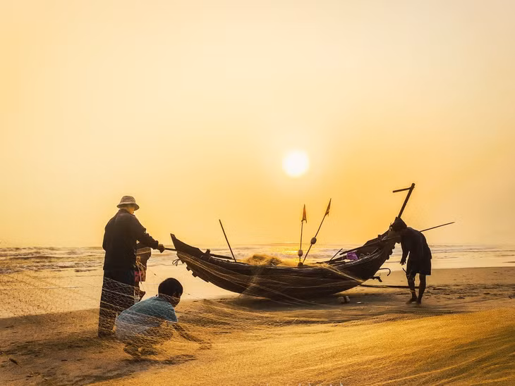 Nhiều ngư dân bám biển kể niềm vui của gia đình khi thuyền cập bến là tôm cá đầy khoang, bán được giá cao cho thương lái và giữ lại một ít làm thức ăn cho gia đình.