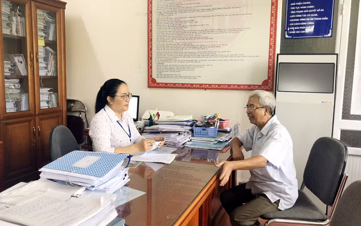 Phường Phương Đông, TP Uông Bí ch trả tiền hỗ trợ cho đối tượng là người có công.