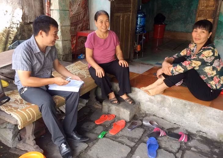 Cán bộ Trung tâm Công tác xã hội tỉnh khảo sát, lựa chọn gia đình nhận nuôi trẻ có hoàn cảnh đặc biệt khó khăn tại TX Quảng Yên.