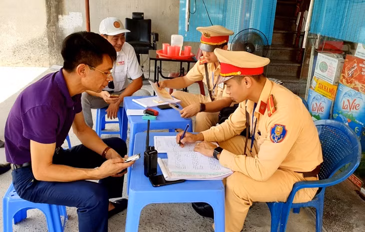 Nhiều người điều khiển phương tiện tham gia giao thông bị xử phạt do vi phạm Luật giao thông.
