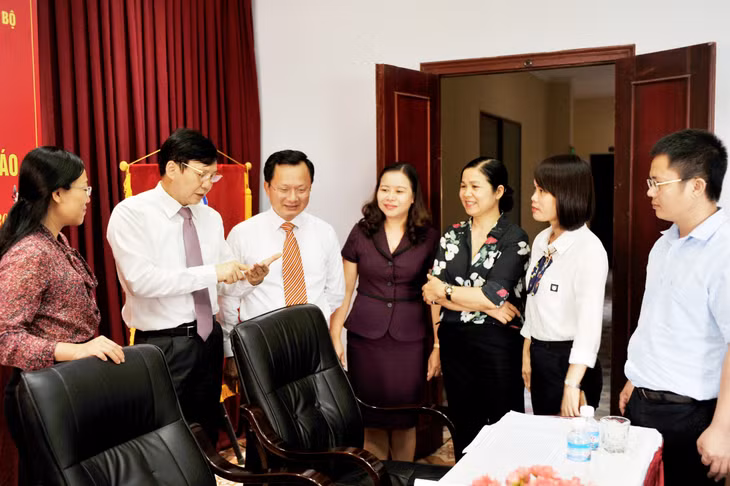 Lãnh đạo tỉnh và Lãnh đạo Hội Nhà báo Việt Nam trò chuyện với các nhà báo về việc thực hiện Quy định đạo đức nghề nghiệp người làm báo Việt Nam.