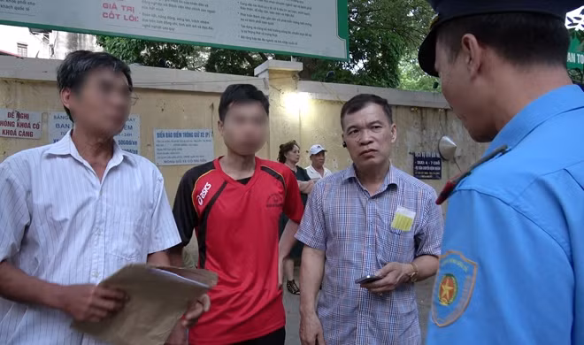 Cán bộ TTGT giải thích lỗi vi phạm cho tài xế.