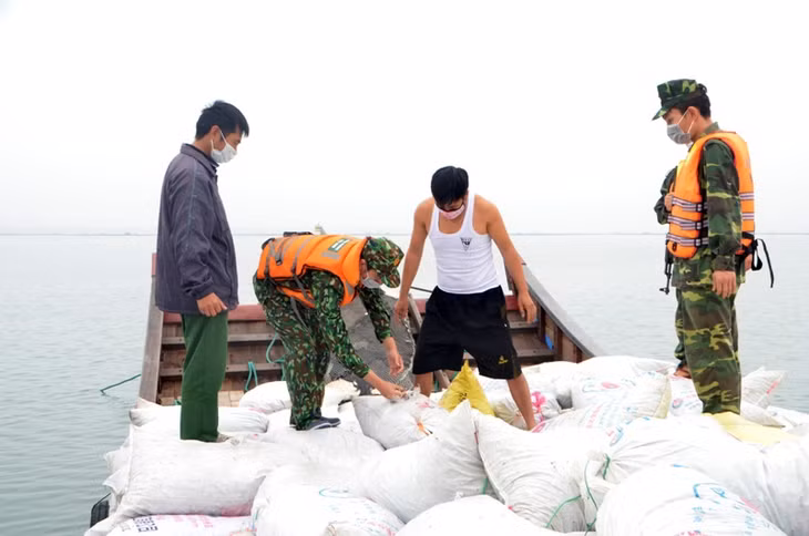 Ngăn chặn, bắt giữ 11 vụ vận chuyển trái phép thủy sản sang Trung Quốc.
