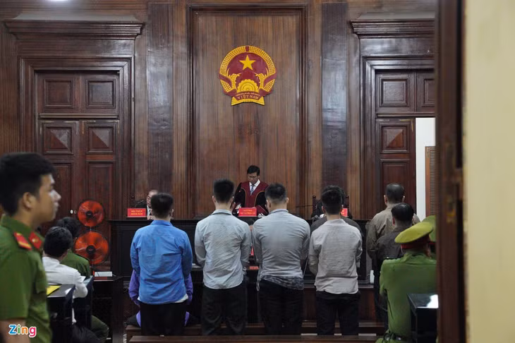 Phúc XO bị tuyên phạt 12 năm tù về tội Chứa chấp sử dụng trái phép ma túy. 3 bị cáo cùng lĩnh 8 năm tù, 4 bị cáo lĩnh 7 năm tù, 3 bị cáo còn lại nhận mức án 9-18 tháng tù cùng tội danh trên. Ảnh: Chí Hùng.