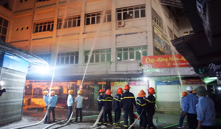 Huy động tổng hợp lực lượng dùng các biện pháp chữa cháy để cứu người và tài sản.