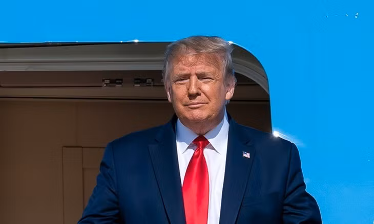 Trump rời chuyên cơ tại sân bay quốc tế Tulsa, bang Oklahoma, hôm 20/6. Ảnh: Reuters.