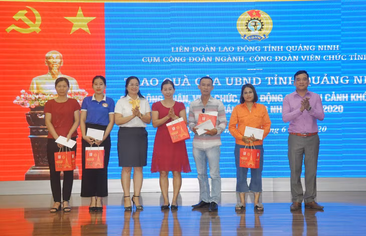 Bưu điện Quảng Ninh, Công ty TNHH Màu xanh Việt tặng quà cho 5 công nhân có hoàn cảnh khó khăn.