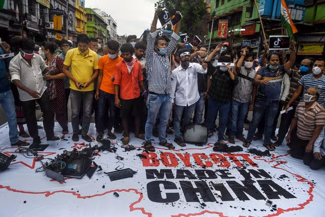 Người Ấn Độ biểu tình kêu gọi tẩy chay hàng hóa Trung Quốc. Ảnh: Getty Images