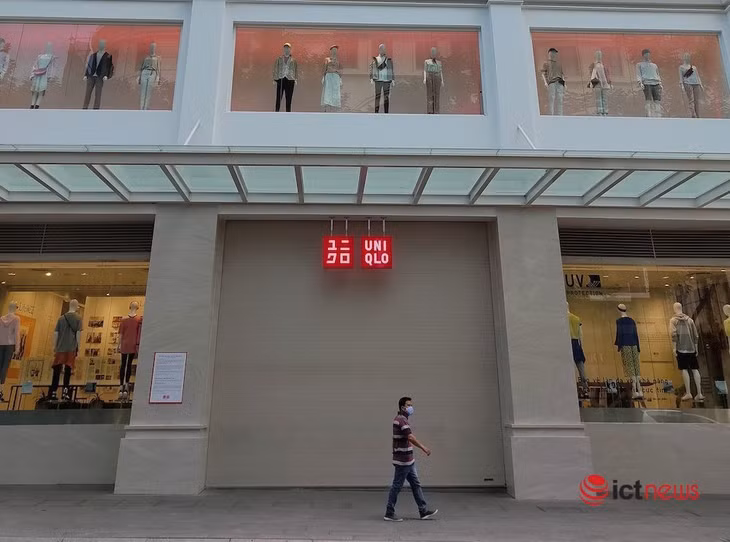Trong giai đoạn hàng quán hạn chế mở cửa, nhu cầu mua sắm online tăng cao. Trong ảnh là cửa hàng Uniqlo ở TP.HCM giai đoạn sau cách ly xã hội. Ảnh: Hải Đăng