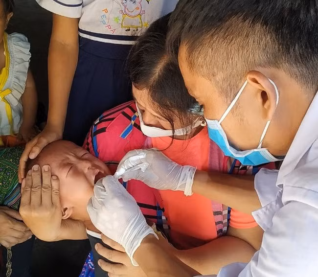 Ngành Y tế Đắk Nông lấy mẫu xét nghiệm đối với các trường hợp tiếp xúc gần với bệnh nhân. (Ảnh: Dân trí)
