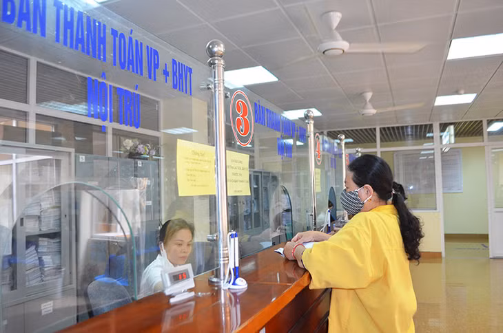 Người dân thanh toán viện phí tại Bệnh viện Việt Nam - Thụy Điển Uông Bí.