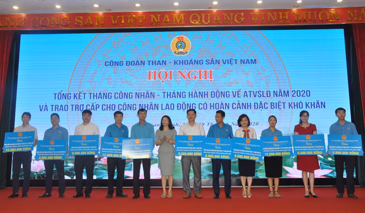 Lãnh đạo LĐLĐ tỉnh trao quà của UBND tỉnh cho CNLĐ ngành Than có hoàn cảnh khó khăn.