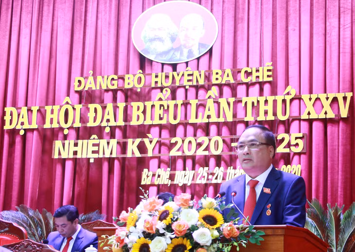 Đồng chí Lê Minh Hải, Bí thư Huyện ủy, Chủ tịch HĐND huyện trình bày báo cáo chính trị tại Đại hội.