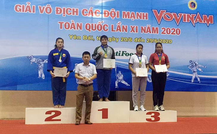 Nữ võ sĩ Vùng mỏ Nguyễn Thị Ngọc Chi giành HCĐ đối kháng hạng cân 75kg.