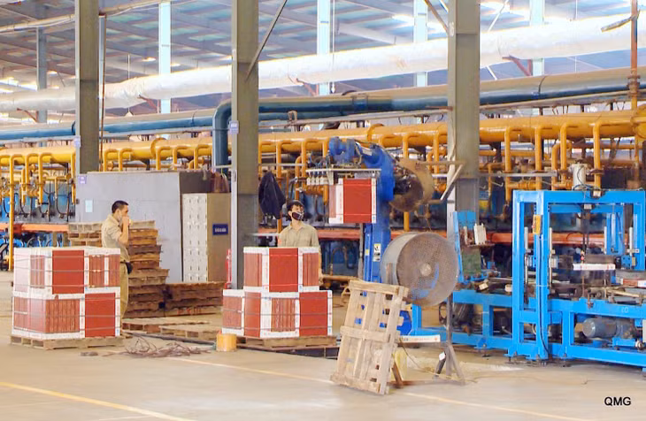 Sản xuất gạch tại Công ty CP Gốm Đất Việt (TX Đông Triều). Ảnh: Minh Hà