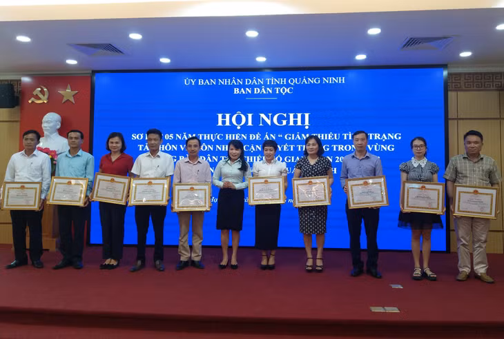 Ban Dân tộc cũng đã trao bằng khen cho các tập thể có thành tích xuất sắc.