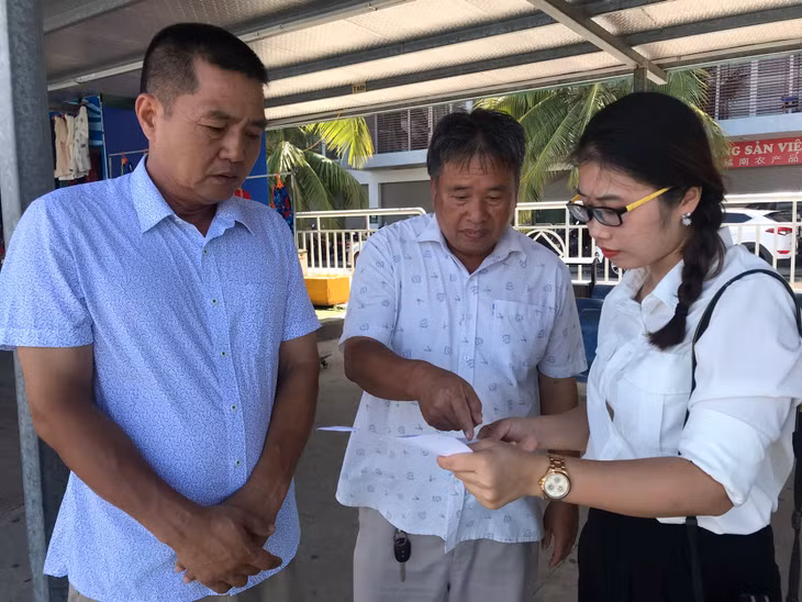 Phóng viên Trung tâm truyền thông tỉnh lắng nghe ý kiến của đại diện Chi hội tàu du lịch Hạ Long.