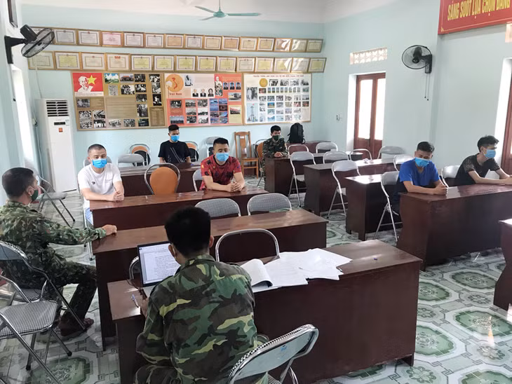 5 đối tượng, gồm 2 người Việt Nam và 3 người Trung Quốc tại Đồn Biên phòng Trà Cổ.