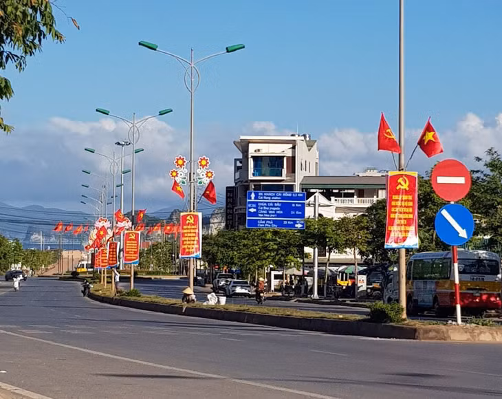 TRên các tuyến đường băng zôn, khẩu hiểu tuyên truyền về Đại hội Đảng bộ của huyện.