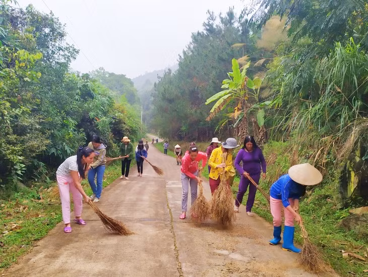 Người dân thôn Ngàn Kheo, xã Hoành Mô (huyện Bình Liêu) tham gia dọn vệ sinh môi trường. Ảnh: Thanh Tùng