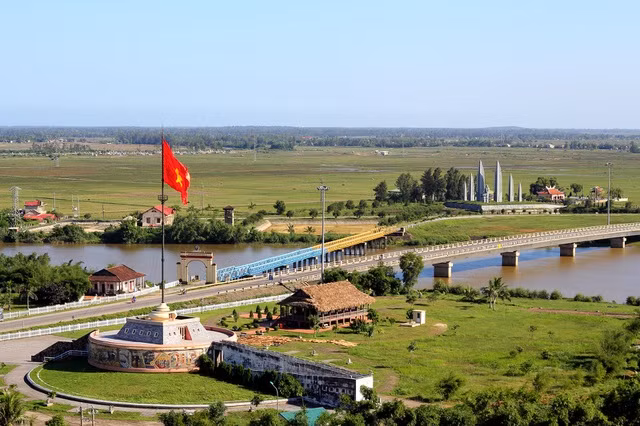 ... và Di tích quốc gia đặc biệt Đôi bờ Hiền Lương thu hút khá đông du khách tham quan.