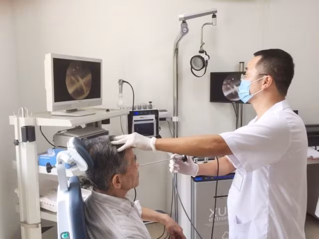 Bác sĩ thăm khám cho bệnh nhân tại BV Hữu Nghị.