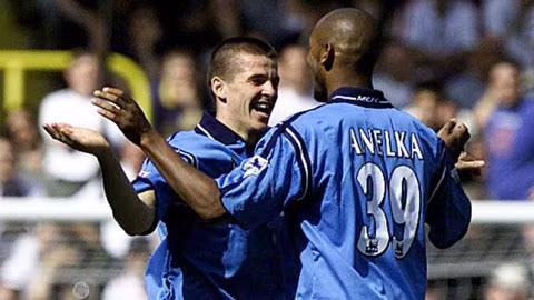 Barton (trái) và Anelka từng có những tháng ngày sát cánh bên nhau ở Man City.