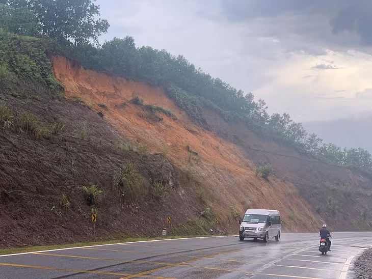 km242+570 đoạn quốc lộ 18 đi qua địa bàn huyên Đầm Hà mái taluy ở đây đang có dấu hiệu sạt trượt 
