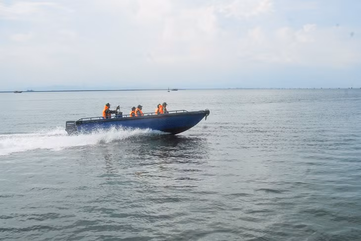 CBCS Đồn Biên phòng cửa khẩu cảng Vạn Gia tuần tra, nắm tình hình ngư dân trên biển.