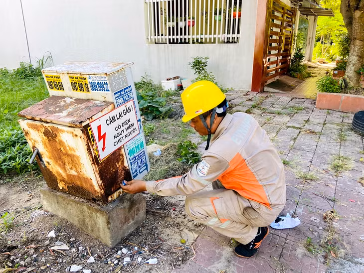 Phần lớn các tủ điện ở khu đô thị Cao Xanh - Hà Khánh A đều bị hư hỏng nặng, tiềm ẩn nguy cơ rò rỉ điện và cháy nổ.