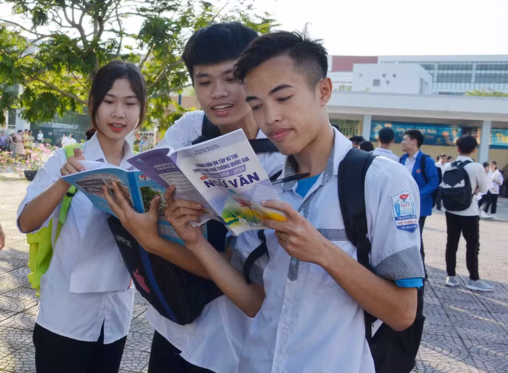 Các thí sinh đến sớm tranh thủ ôn lại bài.