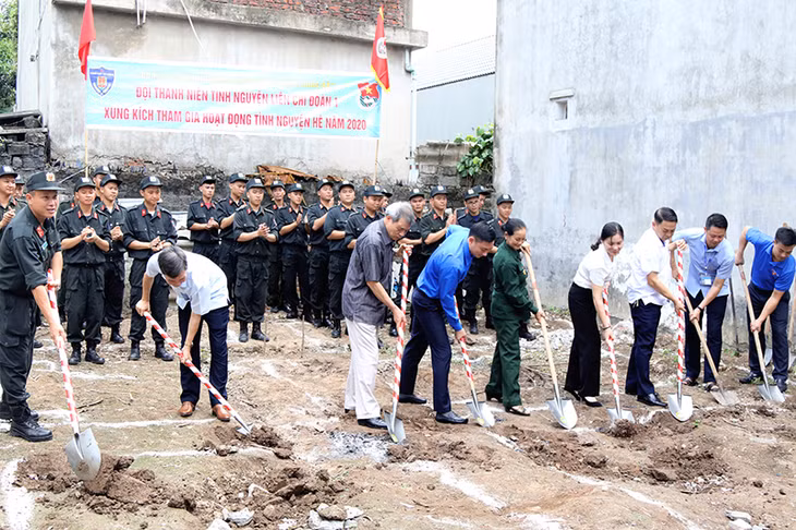 Đại biểu tham gia Lễ khởi công xây nhà tình nghĩa 