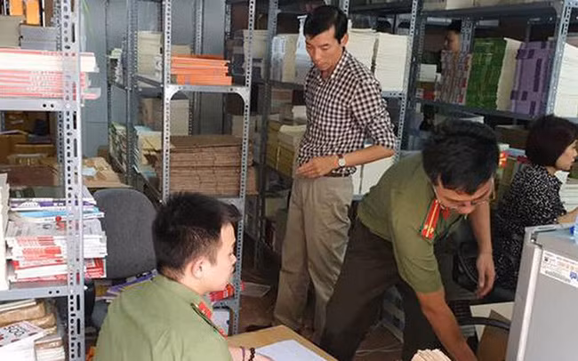 Cán bộ Cục An ninh chính trị (Bộ Công an) phối hợp đoàn liên ngành phòng, chống in lậu Trung ương kiểm tra, phát hiện số lượng lớn sách tiếng Nhật không rõ nguồn gốc tại một cơ sở kinh doanh sách trên phố Trần Bình (Hà Nội). (Ảnh: Báo điện tử Nhân dân)