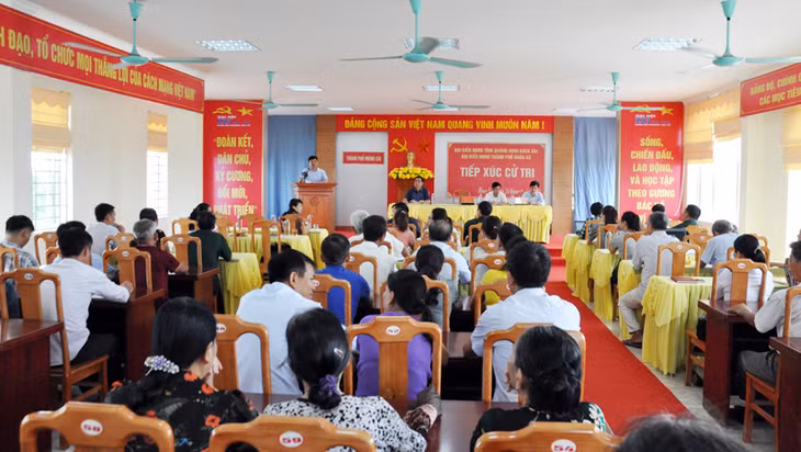 Quang cảnh buổi tiếp xúc cử tri tại Móng Cái.