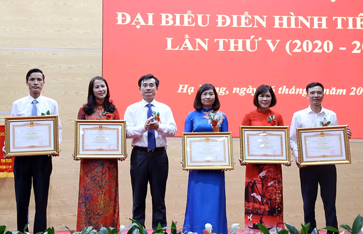 Trao Bằng khen của Thủ tướng Chính phủ cho 1 tập thể, 4 cá nhân.