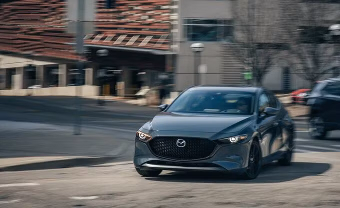 Mazda3 phiên bản hatchback lăn bánh tại Mỹ. Ảnh: Car and Driver
