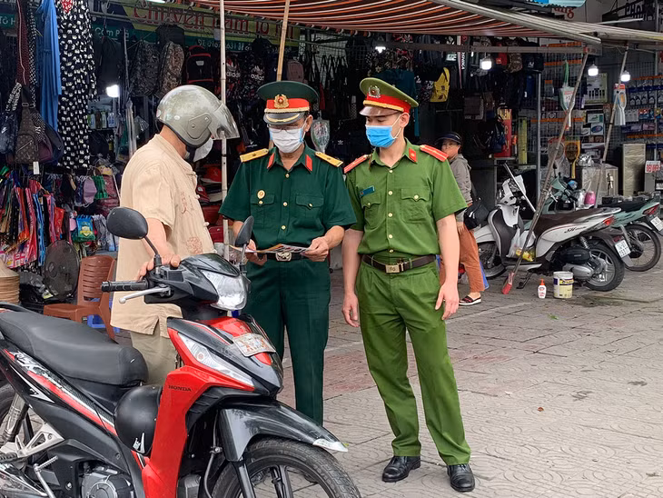 Công an và các CCB phường Cẩm Trung (Cẩm Phả) tuyên truyền Luật Giao thông cho người làm nghề xe ôm trên địa bàn. 