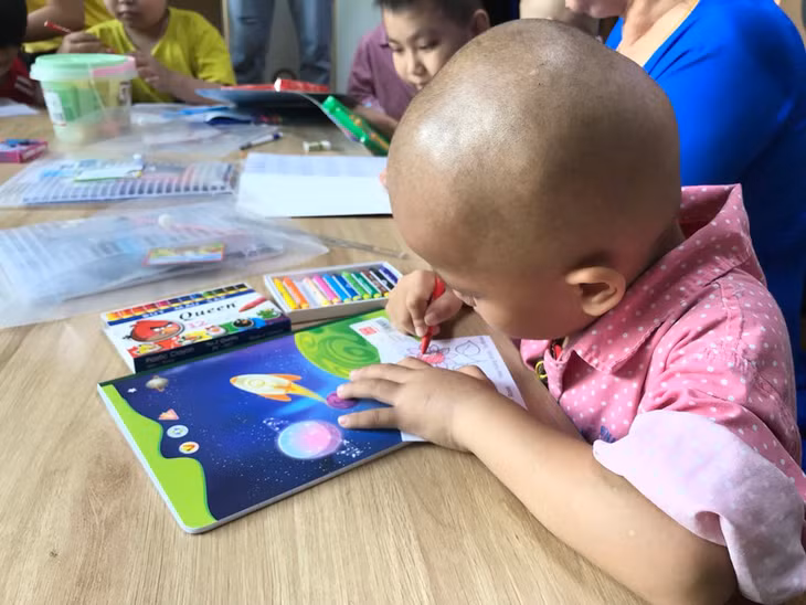 Bệnh nhi đang điều trị tại BV K. (Ảnh do BVCC).