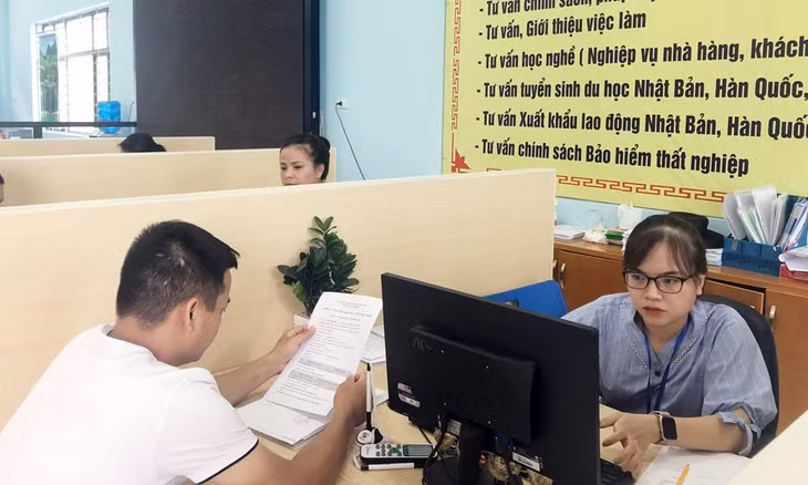 Người lao động đến Trung tâm DVVL Quảng Ninh làm hồ sơ đăng ký hưởng trợ cấp thất nghiệp.
