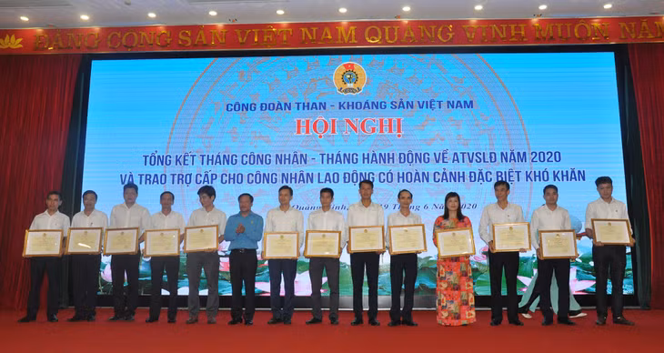 Công đoàn TKV tuyên dương các công nhân tiêu biểu trong Tháng Công nhân 2020.