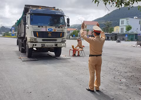 Cán bộ Đội CSGT số 2, tiến hành kiểm tra tải trọng phương tiện.