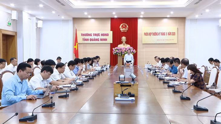 Đồng chí Nguyễn Xuân Ký, Bí thư Tỉnh ủy, Chủ tịch HĐND tỉnh chủ trì hội nghị