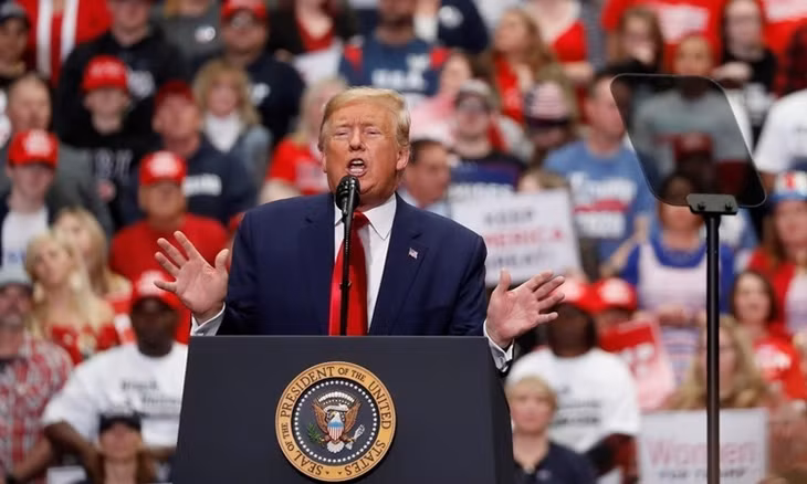 Tổng thống Trump tại một cuộc vận động tranh cử ở bang Bắc Carolina hồi tháng ba. Ảnh: Reuters.