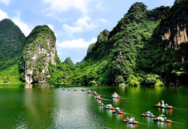 Nhiều điểm đến hấp dẫn ở Ninh Bình đã an toàn, chào đón du khách đến tham quan trở lại sau địa dịch Covid-19.