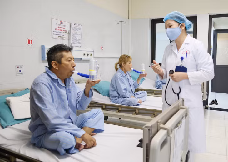  Bác sĩ Nguyễn Thị Thoa, Trưởng khoa Tim mạch, Bệnh viện Đa khoa tỉnh, hướng dẫn bệnh nhân tập thở sau mổ tim.