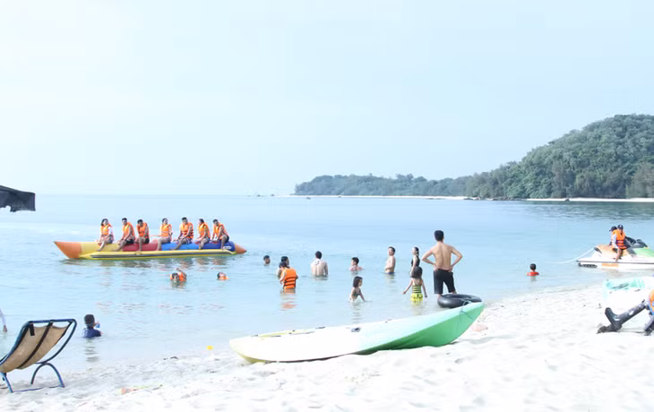 Du khách tham gia các trò chơi dưới nước.