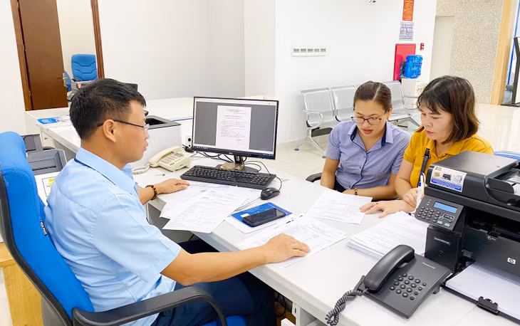 Cán bộ Trung tâm Phục vụ Hành chính công tỉnh giải quyết TTHC cho công dân. 