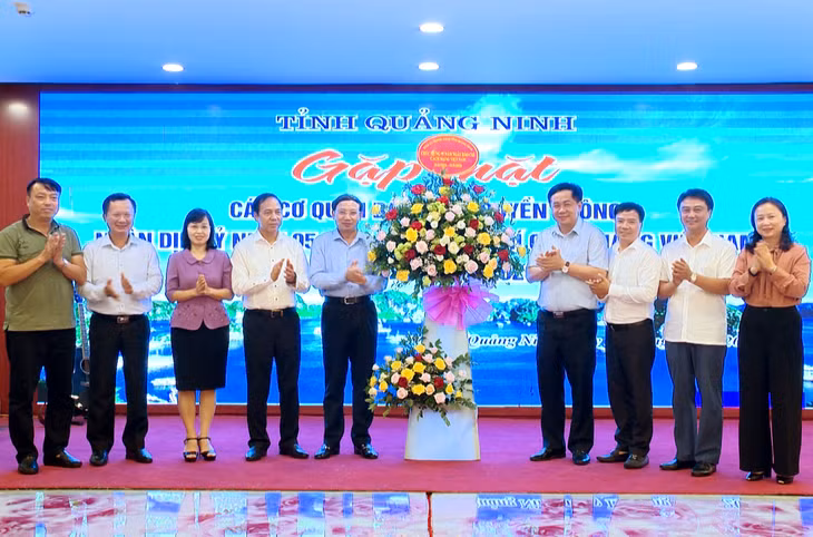Lãnh đạo Các đồng chí lãnh đạo tỉnh Quảng Ninh tặng lẵng hoa tươi thắm chúc mừng Hội Nhà báo Việt Nam nhân kỷ niệm 95 năm Ngày Báo chí Cách mạng Việt Nam.