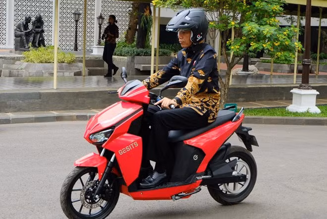 Chiếc xe máy điện do Tổng thống Indonesia - Joko Widodo (Jokowi) cầm lái vừa được bán đấu giá DETIKOTO