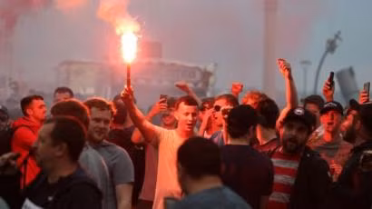 Nếu virus được phát tán bởi những đám đông vô tổ chức này, Anfield sẽ bị đóng cửa.